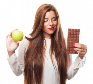 ilustrasi wanita sedang mempertimbangkan apel atau cokelat untuk jualan di bulan puasa
